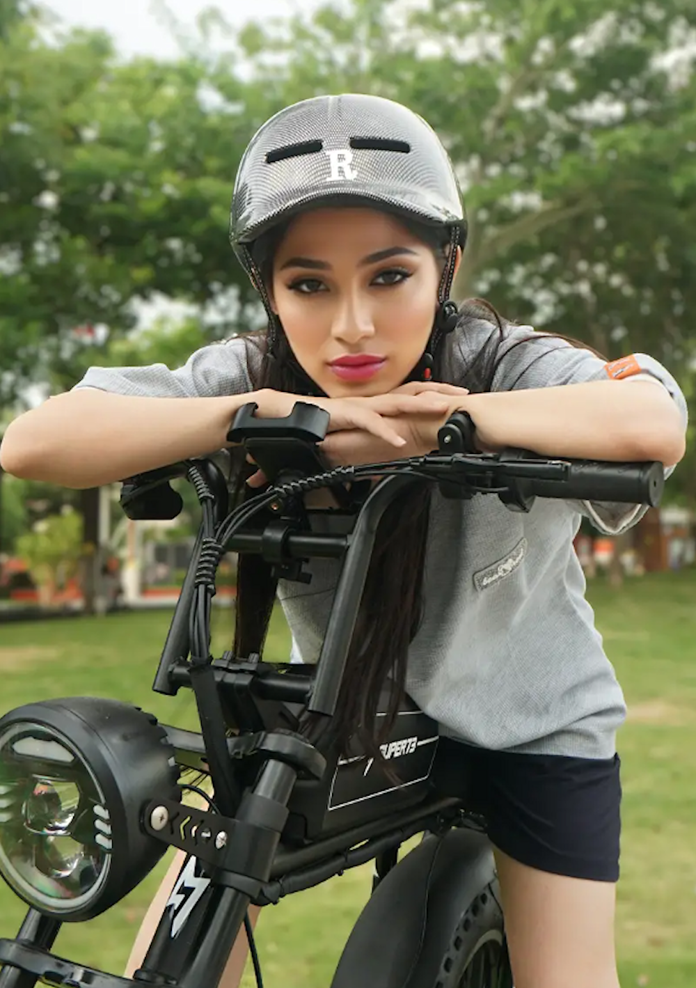 Gudook helmet version 13 – Lightweight and stylish headgear.